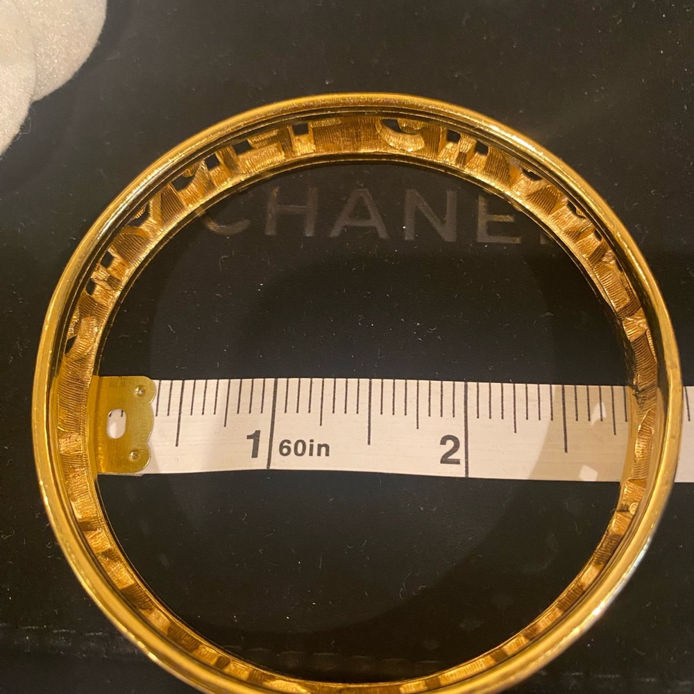 Vintage CHANEL Gold Cutout Bangle Bracelet - Picture 4 of 4